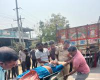 లారీ ఢీకొని మహిళకు తీవ్ర గాయాలు