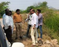 ఆగారంలో రెడ్ల కుంట చెరువు తూములను పరిశీలించిన అధికారులు