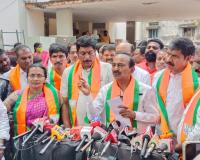 ముఖ్యమంత్రి బేషరతుగా క్షమాపణ చెప్పాలి.. 