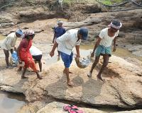 మాటు చెరువు గండిపడడంతో రైతుల ఆందోళన