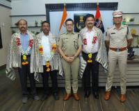ఉద్యోగ విరమణ పొందిన  పోలీస్ అధికారులను సన్మానించిన పోలీస్ కమిషనర్