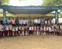 పదవ తరగతి విద్యార్థులకు ఎగ్జామ్ ప్యాడ్లు పంపిణీ