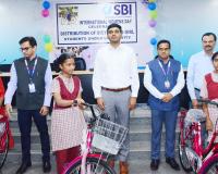 బాలికలకు సైకిళ్ల పంపిణీ