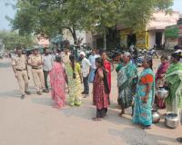 నీళ్ల కోసం రోడ్డు ఎక్కిన మహిళలు.