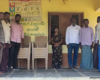 అంగన్వాడీ కేంద్రానికి కుర్చీలు అందజేత