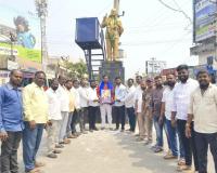 అంబేద్కర్ విగ్రహానికి నివాళులు