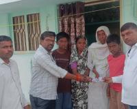 స్నేహానికి నిదర్శనం… మిత్రుడి కుటుంబానికి అండగా నిలిచిన పాఠశాల స్నేహితులు