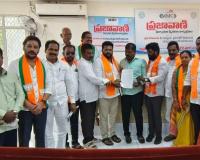 నాచారంలో సమస్యలపై డిప్యూటీ కమిషనర్‌ కు వినతిపత్రం అందజేసిన బీజేపీ నేతలు