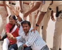 మేడ్చల్ కలెక్టరేట్ వద్ద ఆశా వర్కర్ల ఆందోళన ఉద్రిక్తం