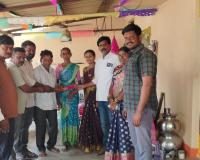 ఆడబిడ్డ పెళ్లికి సర్పంచ్ కానుకగా రూ.5,116 అందజేసిన సర్పంచ్ అనిత నరసింహారావు 