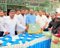 ముస్లిం సోదరులకు రంజాన్ తోఫా పంపిణీ