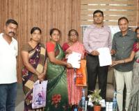 డబుల్ బెడ్‌రూమ్ ఇళ్ల కోసం కలెక్టర్‌కు వినతిపత్రం