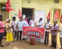 దమ్మపేటలో గ్యాస్ ధరల పెంపుపై సిఐటియు ఆందోళన.!