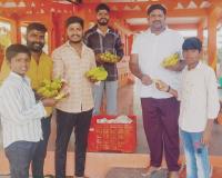 హనుమాన్ జయంతి సందర్భంగా భక్తులకు అరటిపండ్ల పంపిణీ