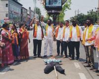 మాజీ ఎమ్మెల్యేపై వ్యాఖ్యలకు నిరసనగా ఆందోళన దిష్టిబొమ్మ దహనం