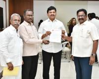 డబుల్ బెడ్‌రూమ్ దుకాణాల వేలం ఆపాలని సిపిఎం వినతి.