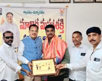 దళిత రత్న అవార్డు అందుకున్న జర్నలిస్ట్ ధనుష్