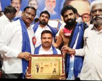 దళిత రత్న పురస్కారం అందుకున్న కొరపాక అంజి మాదిగ