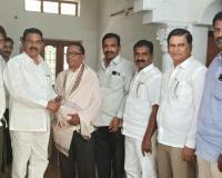 గురువుకు గౌరవ వందనం – రిటైర్డ్ హెచ్ఎంను ఘనంగా సన్మానించిన మాజీ మంత్రి నిరంజన్ రెడ్డి