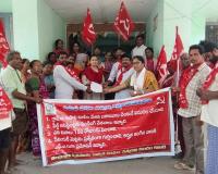 ఉపాధి కూలీల ఆందోళన.!