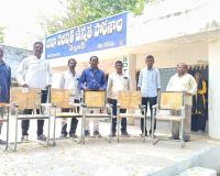 వెల్టూర్ పాఠశాలకు పూర్వ విద్యార్థులు కుర్చీల విరాళం.