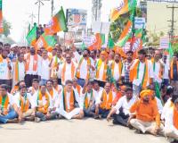 డంపింగ్ యార్డ్‌పై హోరాహోరీ పోరాటం.