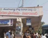 హుజురాబాద్‌లో ఆర్టీసీ బస్సుల రాకతో ప్రయాణికుల హర్షం.
