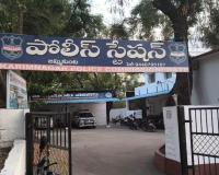 పోలీస్ స్టేషన్ ఆవరణలో కోతుల సందడి.