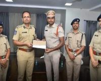 ప్రశంసా పత్రం అందుకున్న ముల్కనూర్ ఎస్సై రాజు