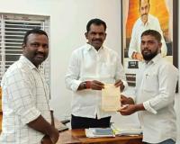 వివాహ వేడుకకు హాజరుకావాలని ఎమ్మెల్యేకు ఆహ్వాన పత్రిక అందజేత.