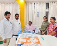 ఆపరేషన్ అనంతరం కాంగ్రెస్ నాయకుడు సొల్లు బాబును పరామర్శించిన నేతలు.