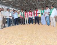 లారీలు లేవు… గోదాములు లేవు… రైతుల పంటకు దారి లేదు!