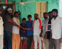 ఆటో కార్మికుడి మృతితో విషాదం  కుటుంబానికి ఆర్థిక సహాయం.