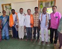 గృహప్రవేశ వేడుకల్లో పాల్గొన్న సర్పంచ్ గొలిపెల్లి సంపత్.