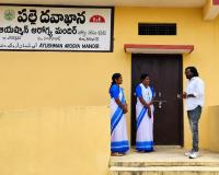 పోతిరెడ్డిపేట ఆరోగ్య కేంద్రం భవనాన్ని పరిశీలించిన డిప్యూటీ డీఎంహెచ్ఓ డాక్టర్ శ్రవణ్ కుమార్.