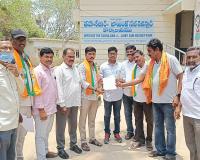 రైతులను కాపాడాలంటే కాలువల పూడిక తీయాలి.