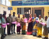 పీచర గ్రామ పంచాయతీ సిబ్బందికి యూనిఫాంల పంపిణీ.