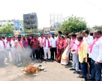 బండి సంజయ్ రాజీనామా చేయాలంటూ హుజురాబాద్‌లో టీఆర్ఎస్ నాయకుల ఆందోళన.