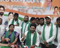 మక్కల కొనుగోళ్లపై రైతులకు భరోసా ఇచ్చిన వొడితల ప్రణవ్.