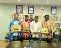 సమాజ సేవకుడికి “దళిత రత్న” పురస్కారం.