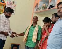 స్నేహితురాలి కుటుంబానికి అండగా నిలిచిన పూర్వ విద్యార్థులు.