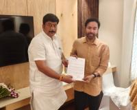 గ్రీన్‌ఫీల్డ్ హైవే పై సర్వీస్ రోడ్ ఏర్పాటు చేయండి.