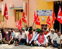 ఎంపీడివో కార్యాలయం ఎదుట సీఐటీయు ఆధ్వర్యంలో ధర్నా.