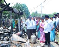 అగ్నిప్రమాద బాధితులకు అండగా ఎమ్మెల్యే రాగమయి.