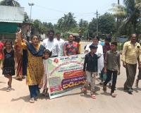 ప్రభుత్వ బడిలో పిల్లలను చేర్పించండి.