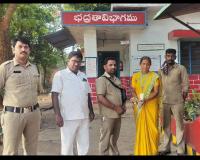 ప్రయాణికుడి వెండి నగలు భద్రంగా తిరిగి అప్పగింత!