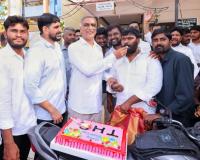 ఉద్యమ నాయకుడికి ఘన స్వాగతం.. జన్మదిన వేడుకలు నిర్వహించిన చైర్మన్ దిలీప్.