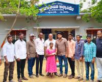 తల్లిని కోల్పోయిన చిన్నారి భవ్యశ్రీకి పూర్వ విద్యార్థుల అండ.
