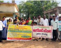 శాలపల్లి గ్రామంలో ప్రైవేట్ పాఠశాల బస్సుల ప్రవేశానికి నిషేధం.