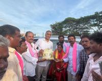 సీతారాముల ప్రతిమతో హరీష్‌రావుకు ఘన స్వాగతం.